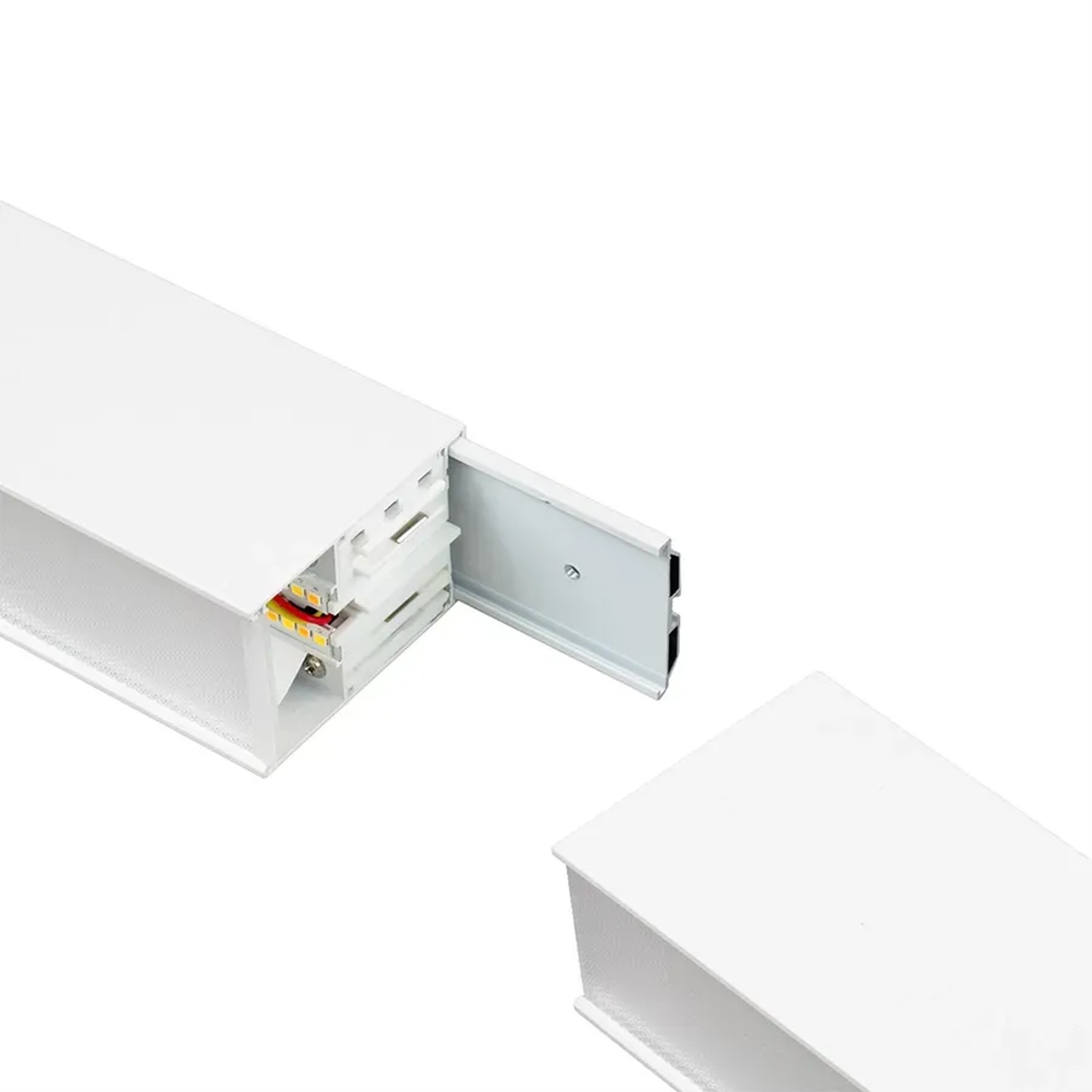 Detailaufnahme der weißen LUXULA LED Büroleuchte (30W, 3600lm) mit sichtbaren LED-Streifen und Montageteilen.