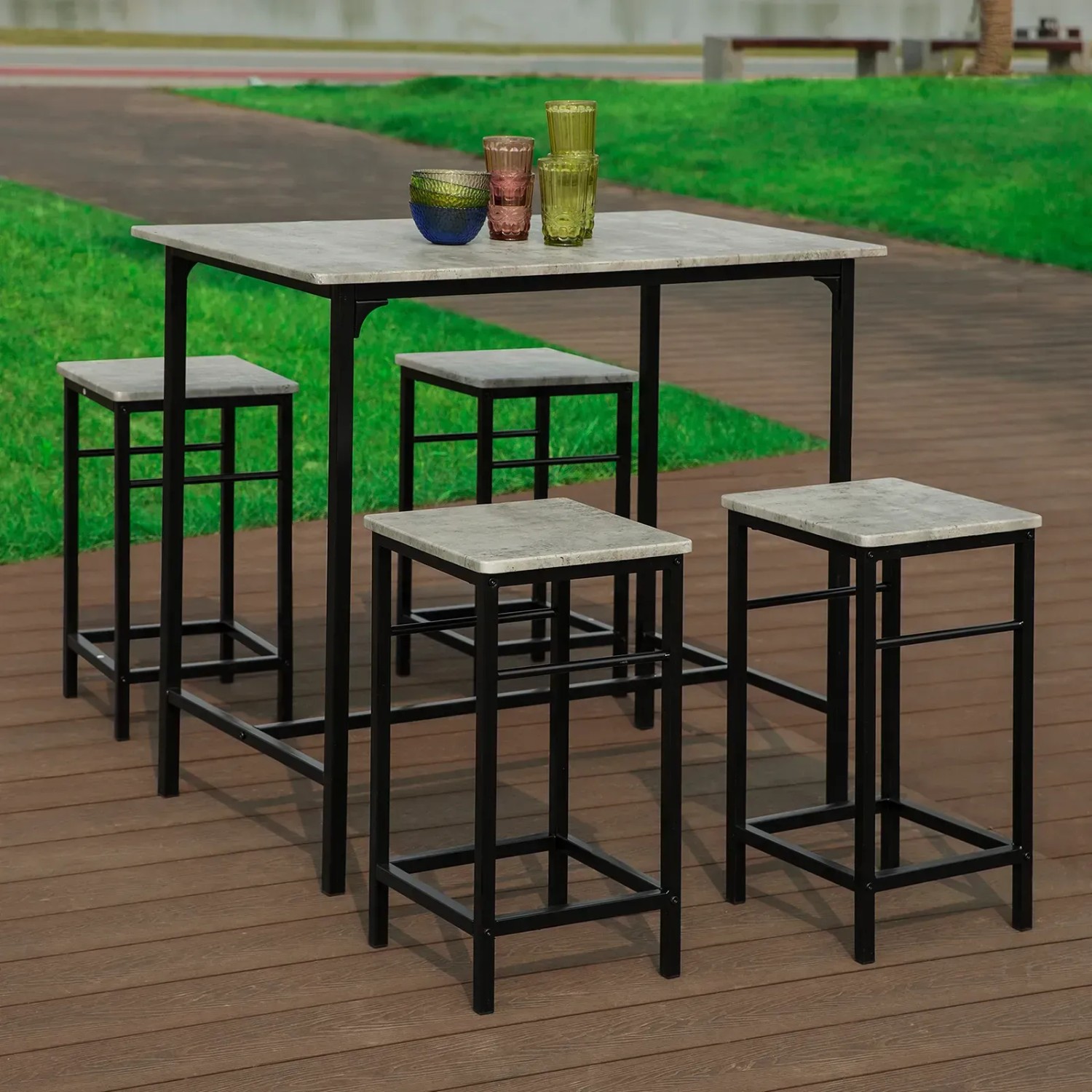 Grau-schwarzes 5-teiliges Bartisch-Set mit 4 Hockern auf Holzterrasse. Moderne Essgruppe mit Metallrahmen und MDF-Platten.