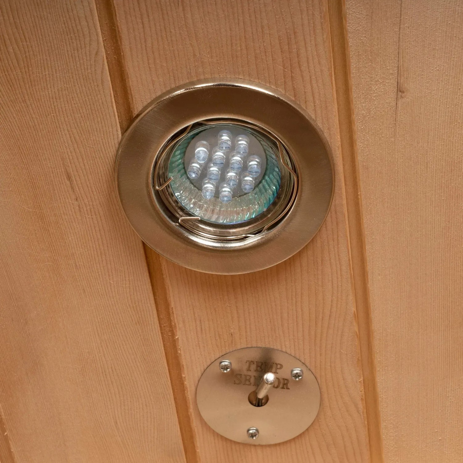 Detailaufnahme: LED-Lampe und Temperaturfühler in Redsun Deluxe Infrarotkabine aus Tannenholz.