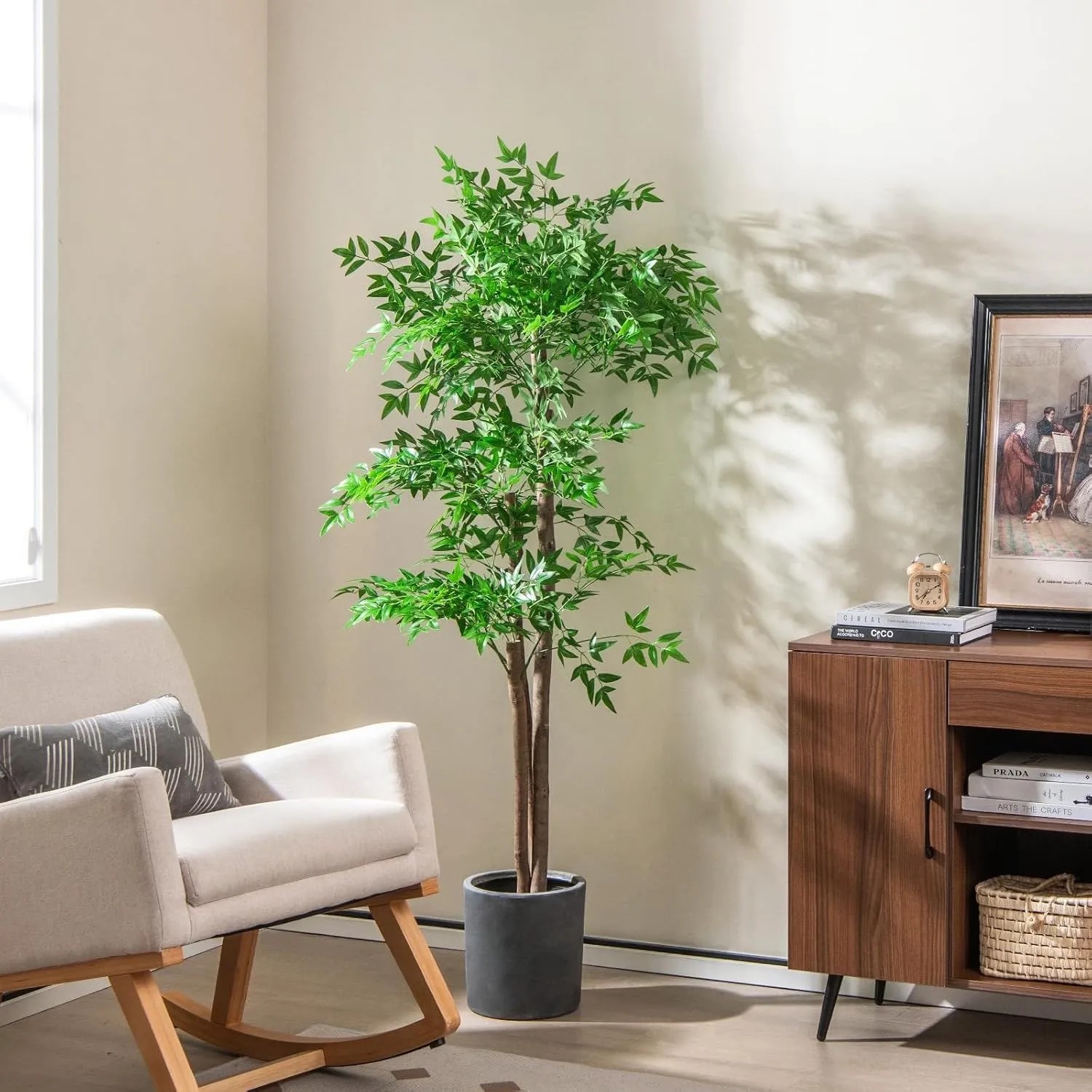 Künstliche Bambuspflanze 150 cm hoch mit grünen Blättern und braunen Stämmen im grauen Topf im Wohnzimmer.
