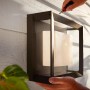 Quadratische Philips Hue Econic LED-Wandleuchte White & Color Ambiance bei Montage.