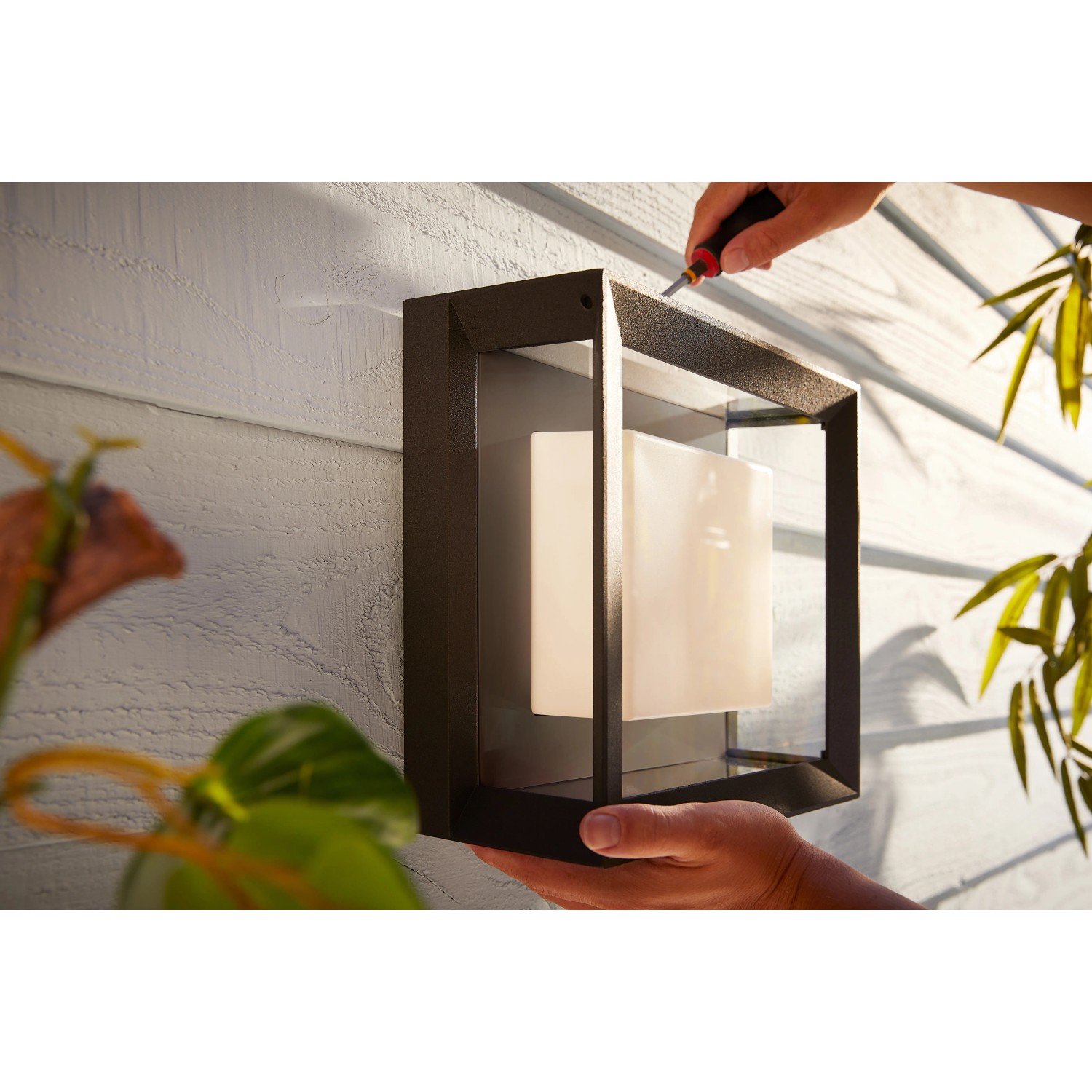 Quadratische Philips Hue Econic LED-Wandleuchte White & Color Ambiance bei Montage.