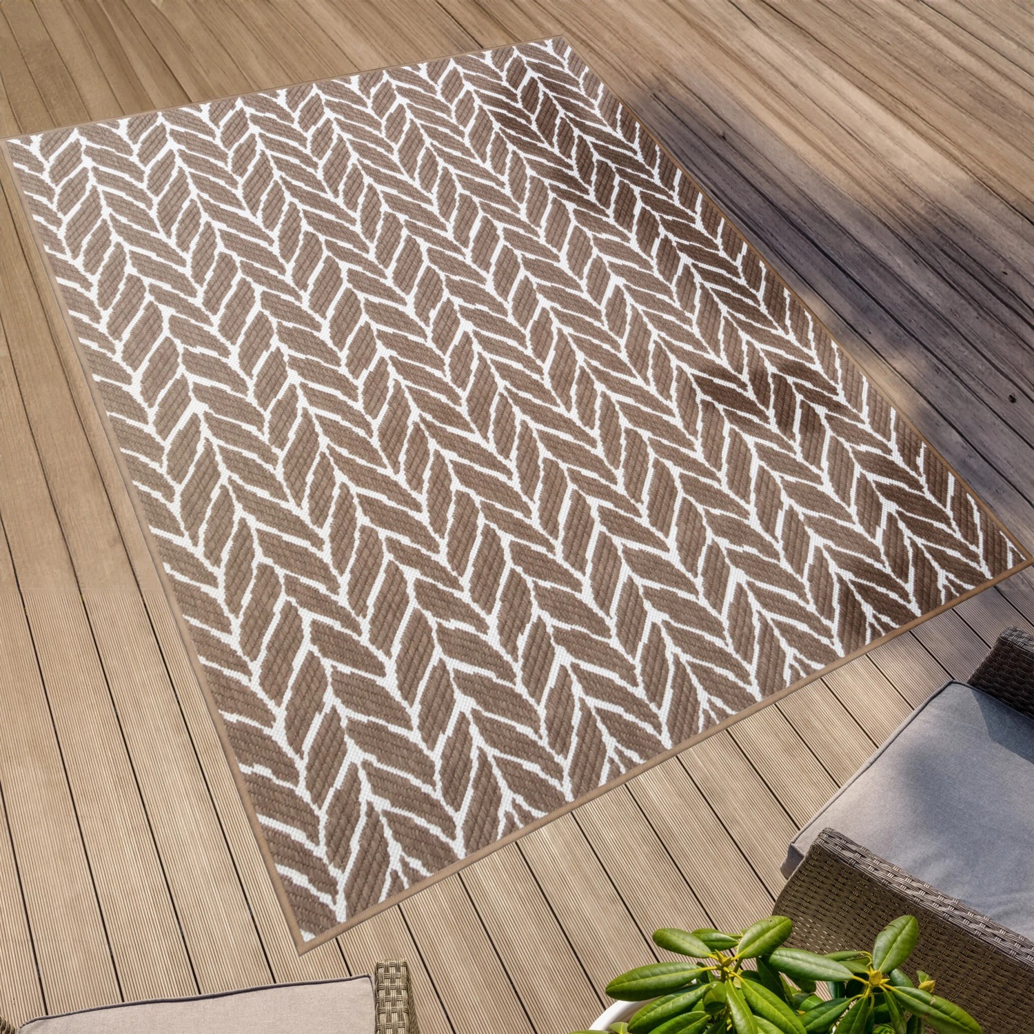 Brauner Primaflor In- & Outdoorteppich mit Fischgrätmuster, 160x220 cm. Kurzflorteppich für Balkon und Terrasse.