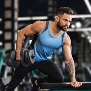 Mann trainiert mit ArtSport Kurzhantelset 40 kg im Fitnessstudio. Krafttraining mit Hanteln.