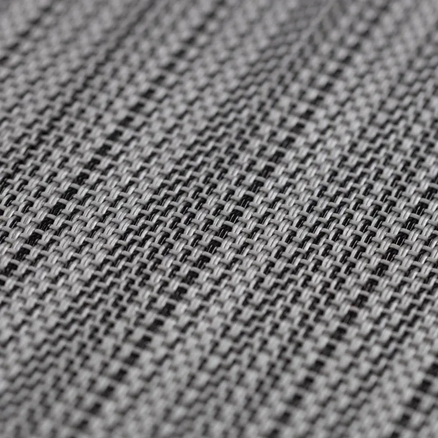 Detailaufnahme des grau-schwarzen KARAT Outdoor Teppich Bologna, gewebte Struktur.