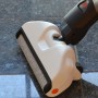 Yard Force iFlex Akku-Bodenreiniger LW F28 mit 12V Akku auf Fliesen.