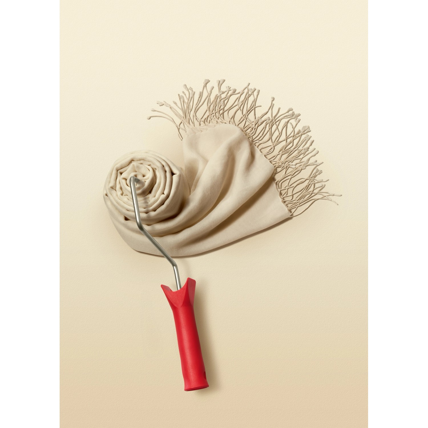 Schöner Wohnen Trendfarbe Cashmere, matte Wandfarbe mit Farbroller.