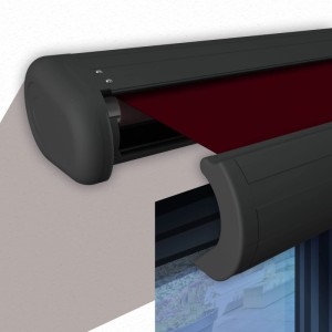 Elektrische Kassettenmarkise in Anthrazit mit beere-farbenem Tuch, teilweise ausgefahren.