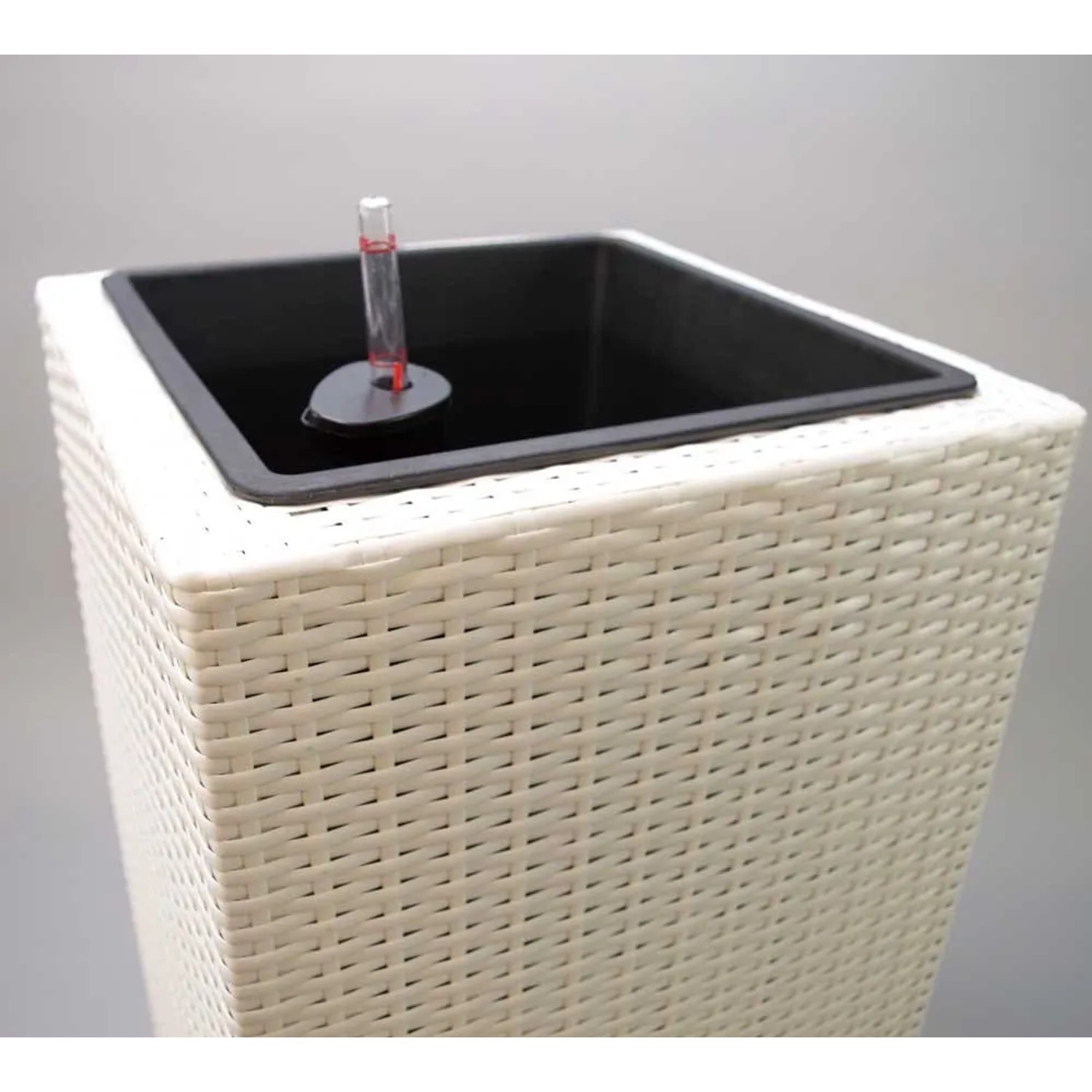 Weißer Polyrattan Pflanzkübel Säule (40x40x84cm) mit Bewässerung.