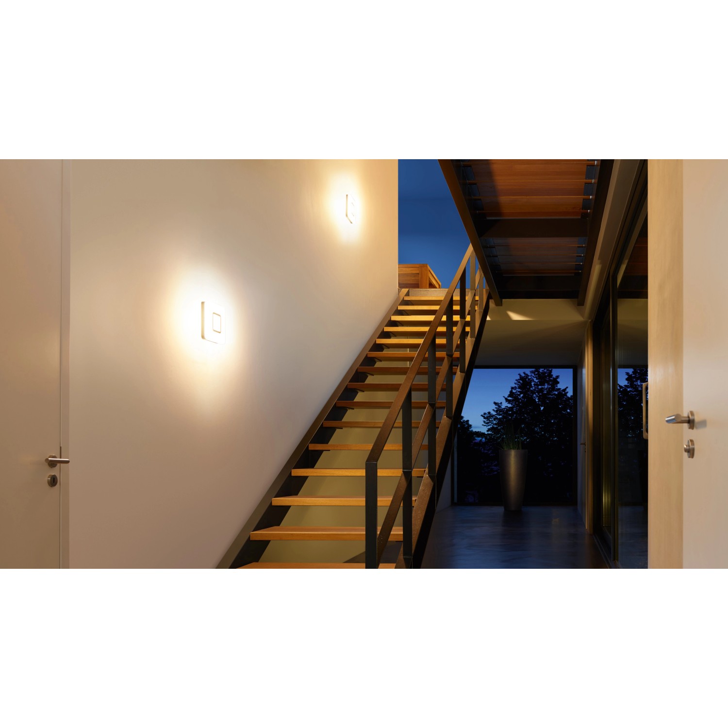 Moderne Steinel LED-Deckenleuchte RS LED M1 S Edelstahl mit Bewegungsmelder im Treppenhaus.
