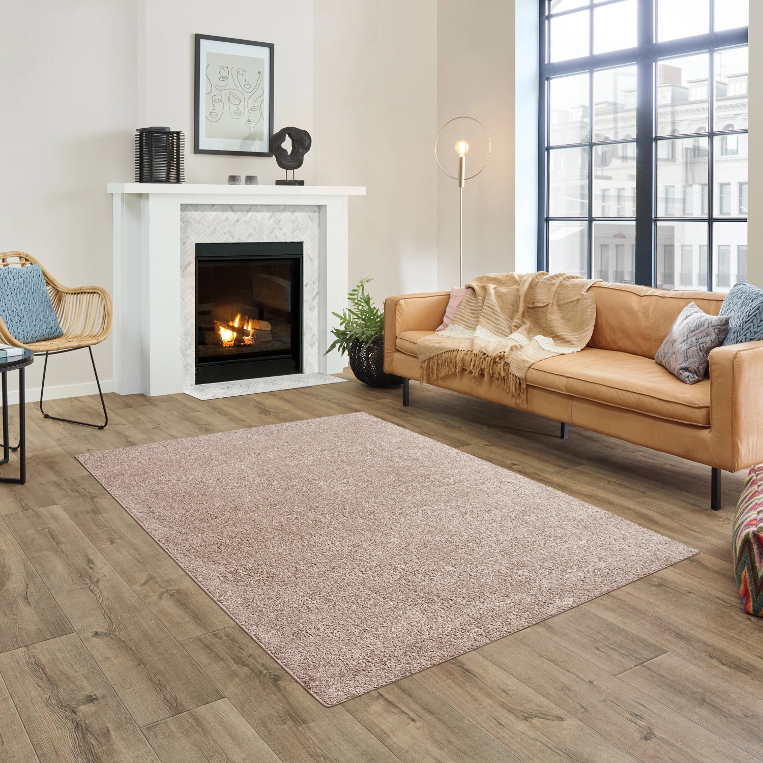 Beiger Kurzflor Teppich (160x230 cm) im Wohnzimmer mit Kamin und Sofa.