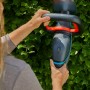 Gardena Akku-Heckenschere ComfortCut 50/18V im Einsatz beim Heckenschnitt.