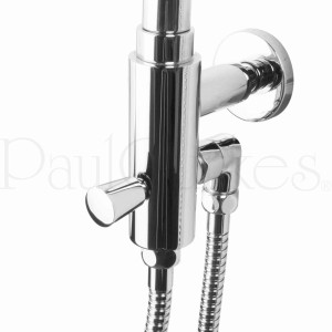 Detailaufnahme: PaulGurkes Aufputz Duschsystem mit Edelstahl Regendusche und Brausegarnitur.