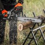 Texas El-Tex1800 Elektro-Kettensäge beim Holzsägen auf einem Sägebock.