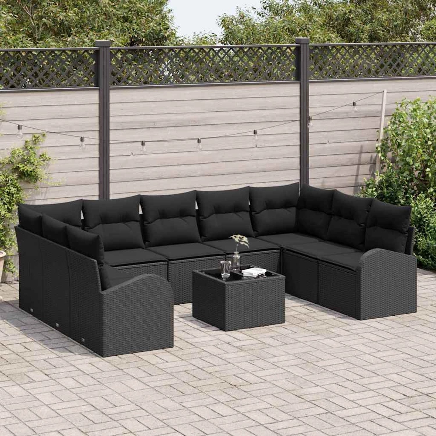 Schwarzes 10-teiliges vidaXL Garten-Sofa-Set aus Poly Rattan mit Tisch und Kissen.
