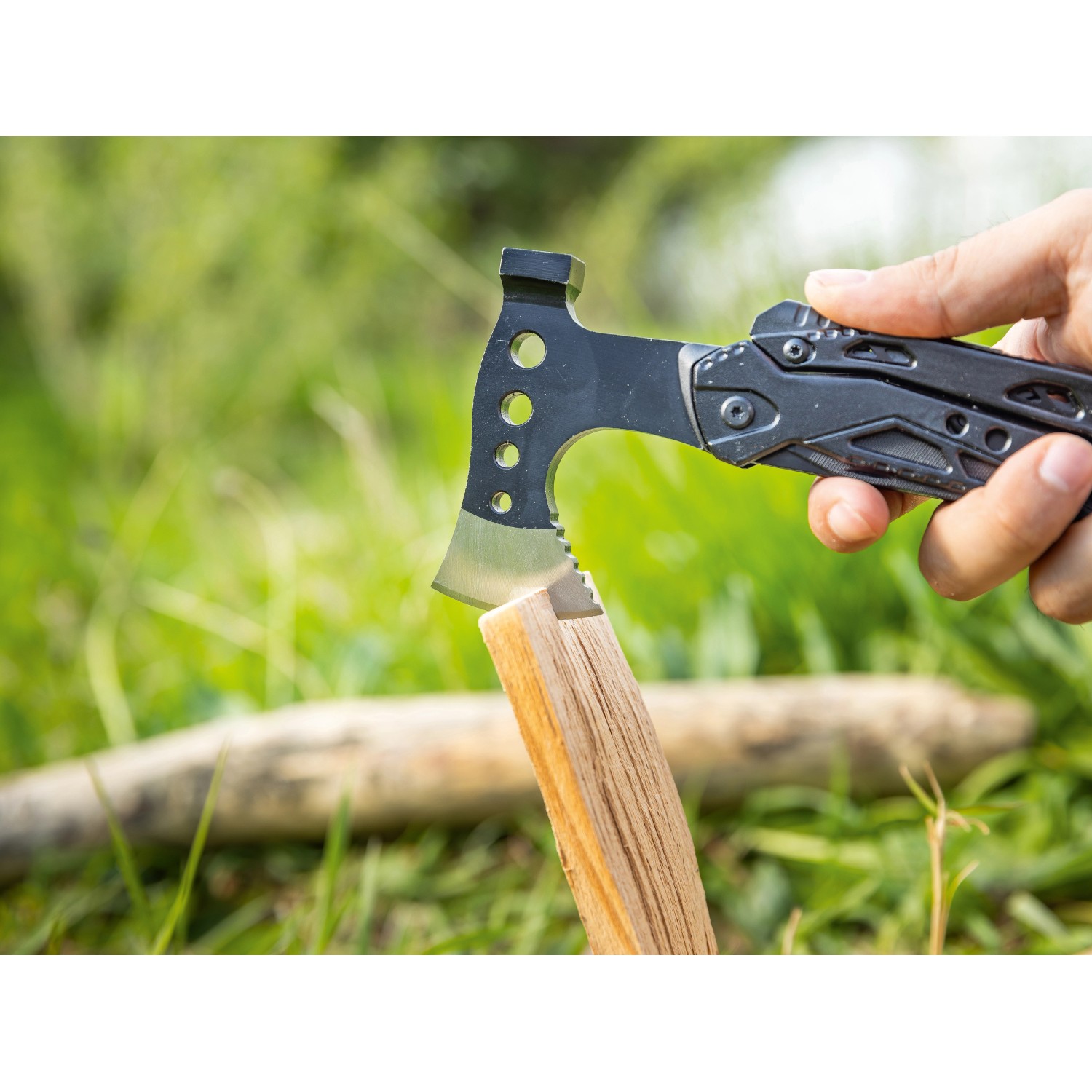 LUX Multi-Tool Axt Zange beim Spalten von Holz im Freien.