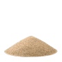 Haufen heller Quarzsand mit Körnung 0,7-1,2 mm für Gartenbau und Füllmaterial. Schüttgut auf schwarzem Hintergrund.