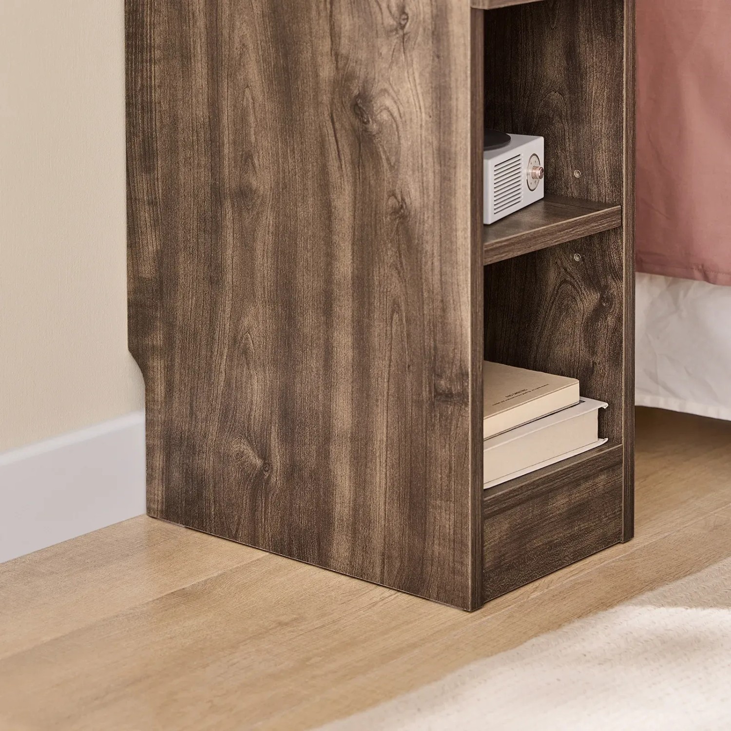 Schmaler, brauner SoBuy Nachttisch mit Schublade und zwei Ablagen aus Holz.