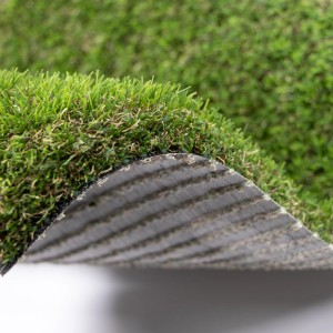 Dichter grüner Kunstrasen Forestland mit 37mm Florhöhe, die dunkle Rückseite ist sichtbar. Ideal für Garten & Balkon.
