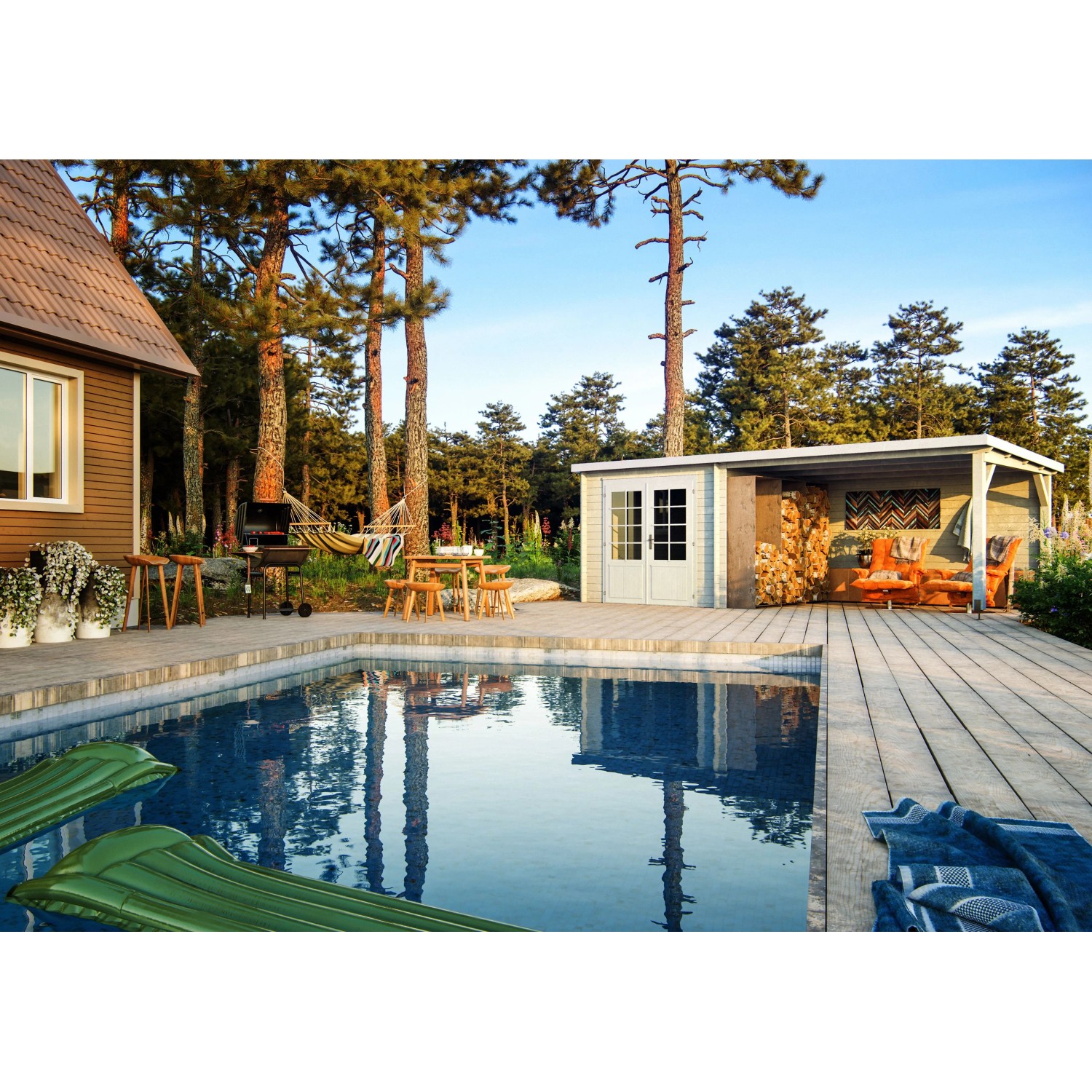 Hellbraunes Palmako Ella Holz-Gartenhaus mit Flachdach und Anbau am Pool.