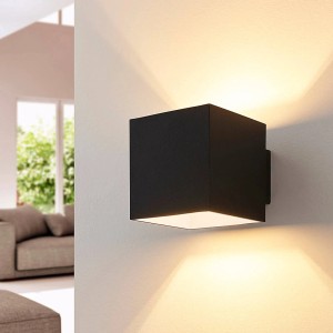 Moderne, schwarze Arcchio Wandleuchte Zuzana aus Metall für Innenräume.