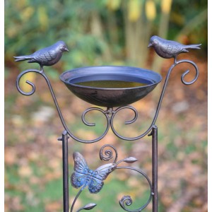 Rostbraune Garden Pleasure Vogeltränke Fauna mit zwei Vogel-Figuren und Schmetterling.