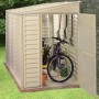 Duramax Kunststoff-Gartenhaus SideMate mit geöffneter Tür, gefüllt mit Gartengeräten und einem Fahrrad.