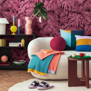 PROFHOME Fototapete mit Palmenmuster in Pink, Magenta und Schwarz im Wohnraum.