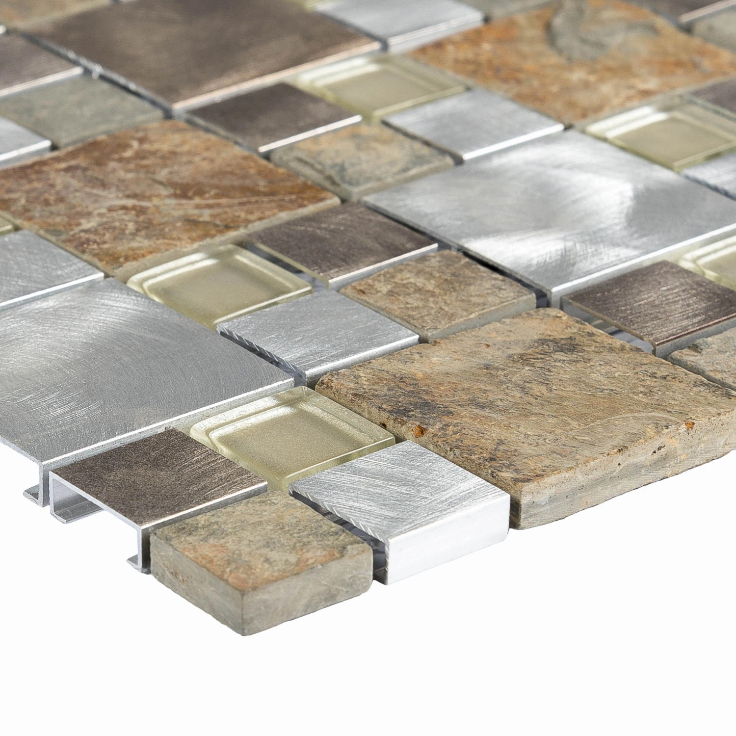 Mosaikfliese aus Glas, Aluminium und Stein in Silber, Beige und Grau, 30x30 cm.