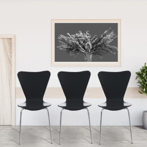 Drei schwarze Konferenzstühle Calisto aus Holz mit Chromgestell in modernem Raum. Stapelbare Besucherstühle.