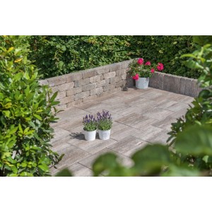 Diephaus Terrassenplatten Aliam Muschelbeige 40x40 cm, sandsteinähnliche Oberfläche, auf einer Terrasse.