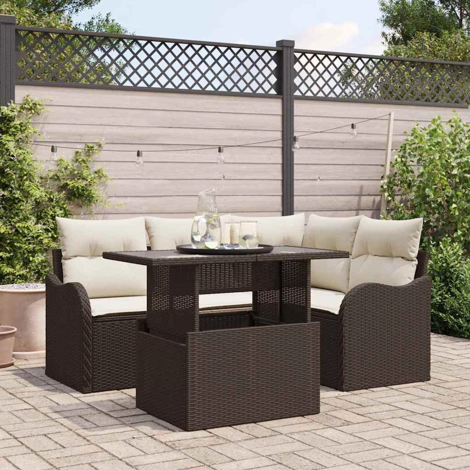 Braunes 5-teiliges vidaXL Garten-Sofa-Set aus Poly Rattan mit Tisch und Kissen für Garten und Terrasse.