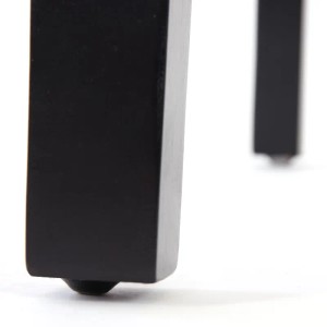 Detailaufnahme: Dunkle Holzbeine des MCW Esszimmerstuhls Littau Creme Leder.