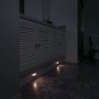 Mr.Beams Batterieleuchte 2er-Pack unter einem Badezimmerschrank als Nachtlicht.