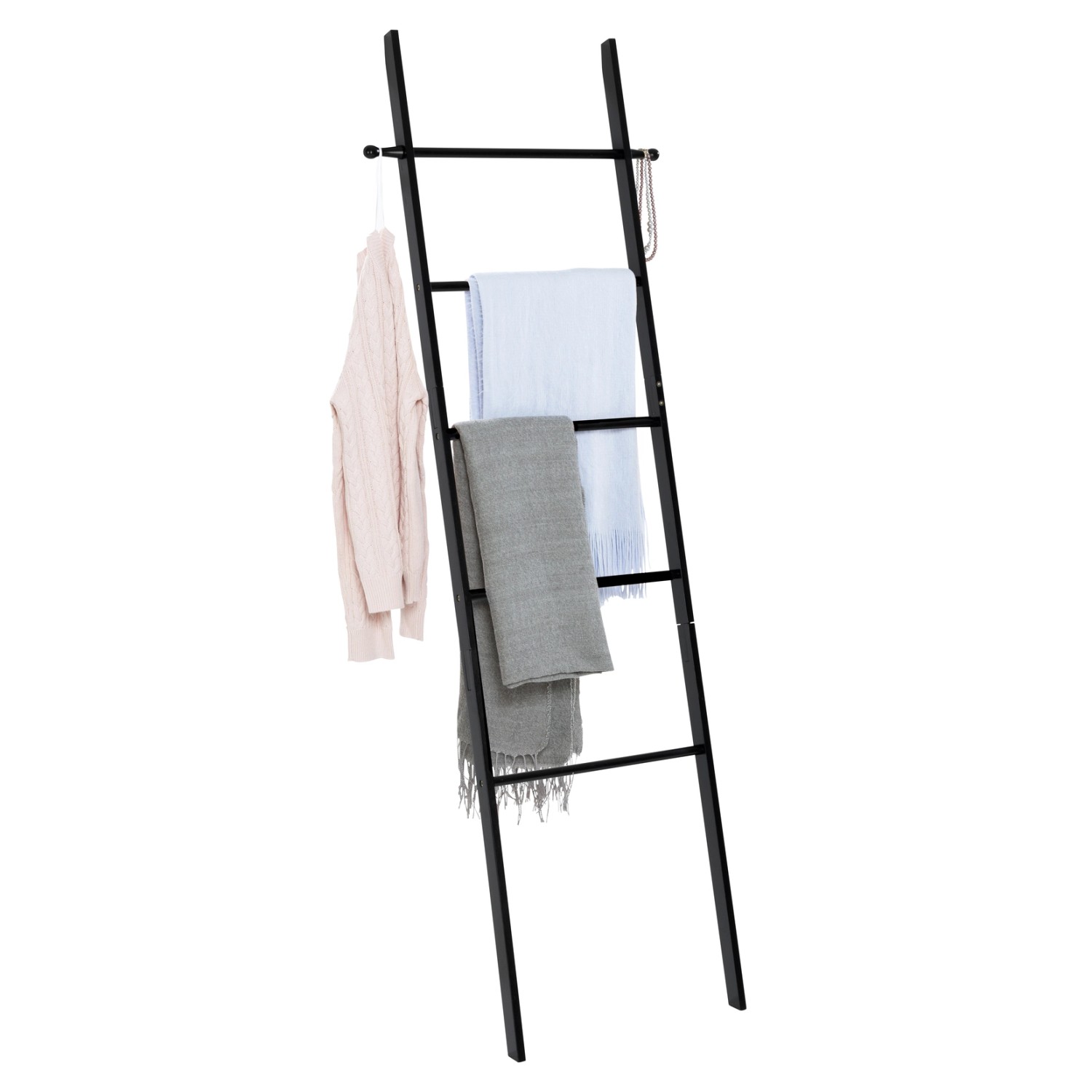 Schwarze Handtuchleiter Suri aus Bambus mit Handtüchern und Kleidung.