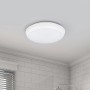 Weiße, runde Arcchio LED Deckenleuchte Augustin als Badleuchte unter der Decke.