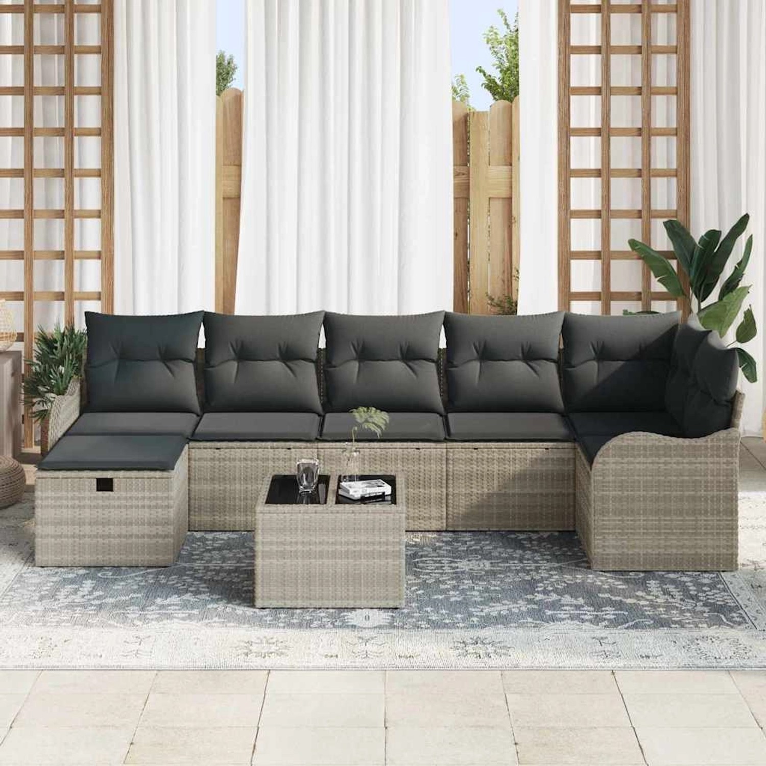 Hellgraues 8-teiliges Garten-Sofa-Set aus Poly Rattan mit Kissen und Tisch.