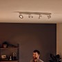 Weißer Philips myLiving LED-Spot mit 4 Strahlern an der Decke, Warmglow-Funktion.
