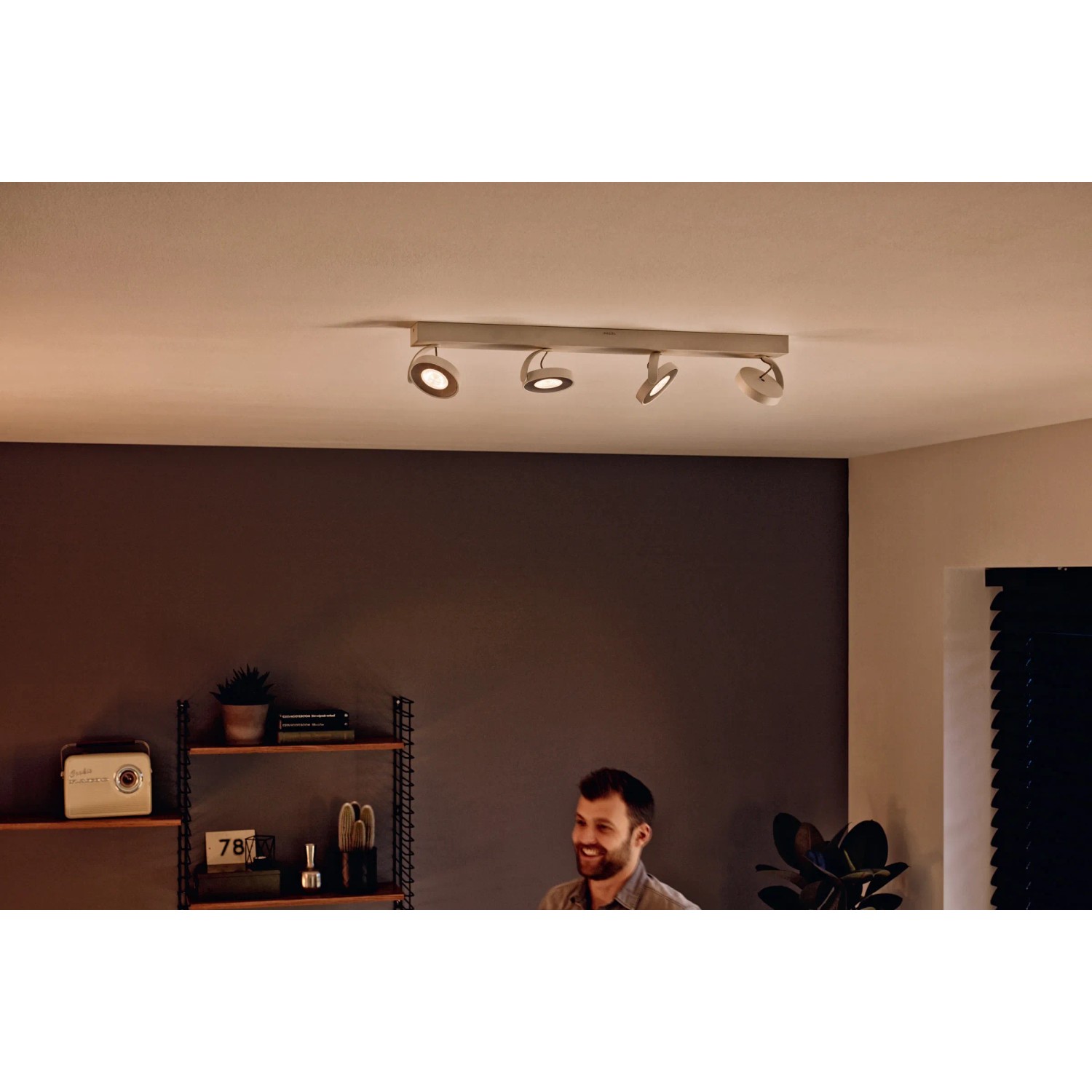 Weißer Philips myLiving LED-Spot mit 4 Strahlern an der Decke, Warmglow-Funktion.