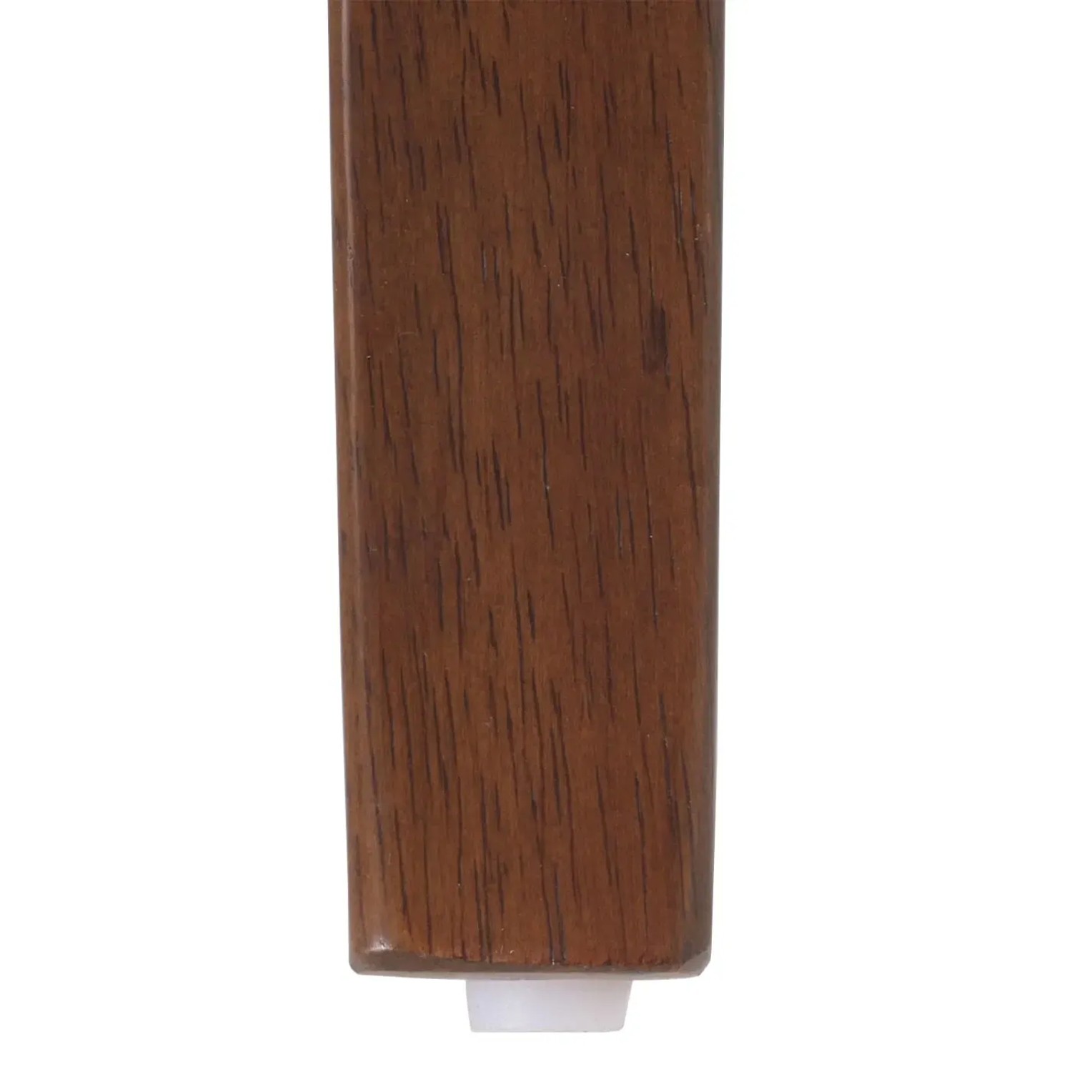 Detailaufnahme: Dunkles Holzbein mit Bodenschoner des MCW Esszimmerstuhls.