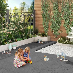 WOLTU WPC Terrassenfliesen in Grau: Holzoptik, Klicksystem, verlegt auf einer Terrasse mit spielenden Kindern.