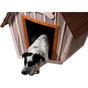 Hund blickt aus der Dobar Design-Hundehütte Hubi, einer XL-Hütte aus Holz mit Knochen-Namensschild.