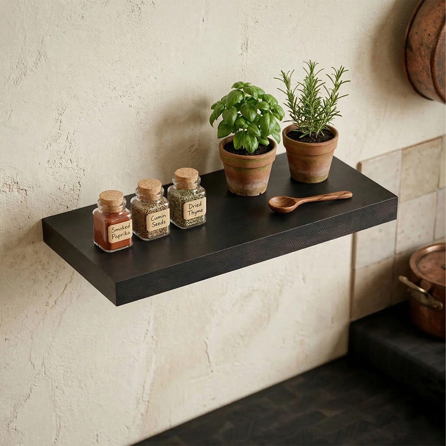 Schwarzes Relaxdays Wandregal aus MDF mit Gewürzen und Pflanzen in einer Küche. Modernes Schweberegal für Deko.