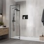 Moderne Dusche mit LuxeBath Wandnische in Schwarz. Edelstahl Einbauregal für Duschzubehör.