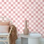 ESTAhome Tapete mit Karomuster in Rosa und Weiß, 50x900 cm, als Wanddekoration im Raum.