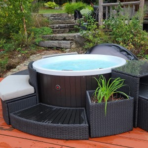 Canadian Spa Stufe in Braun für runde Whirlpools, Teil der Randmöbel-Kollektion.