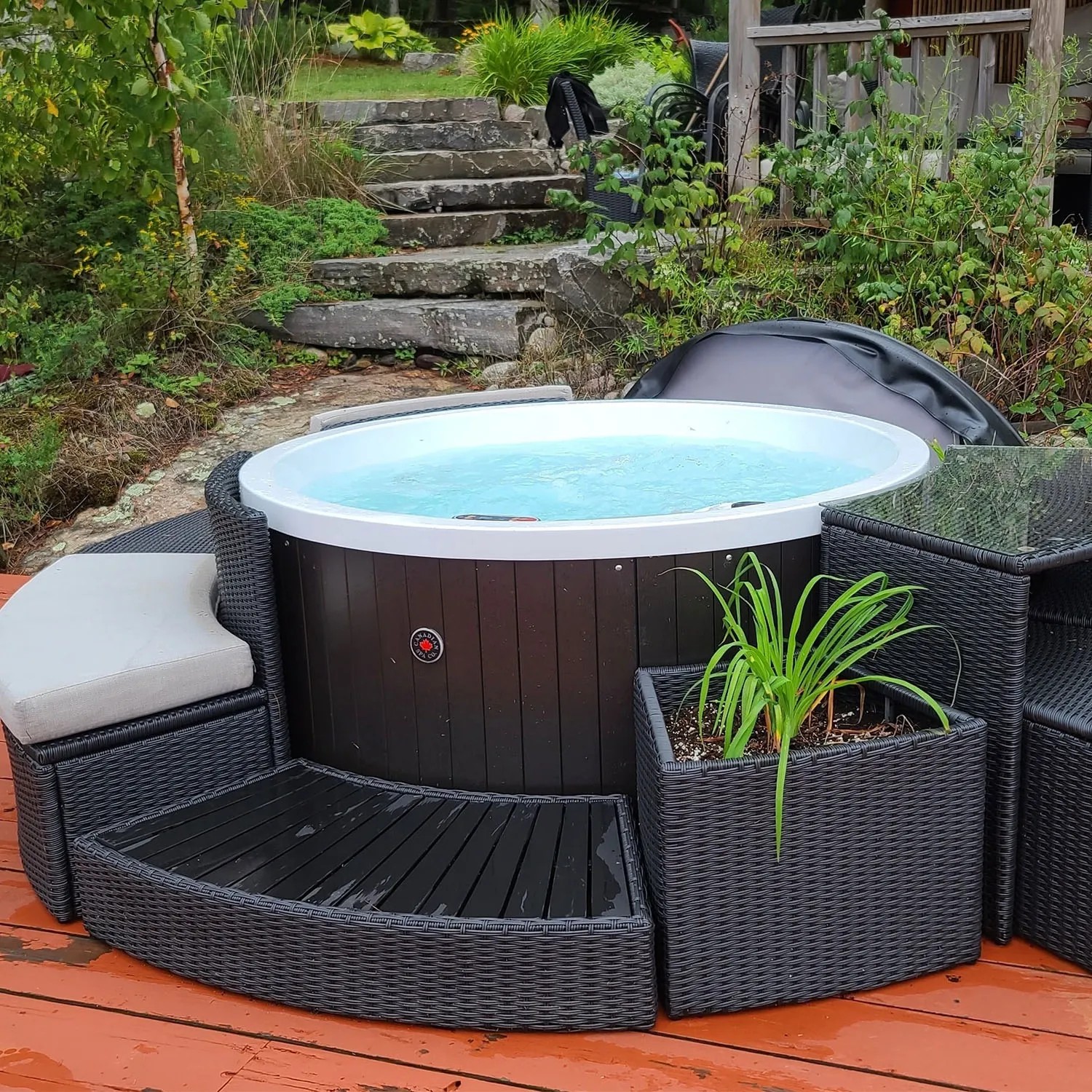 Canadian Spa Stufe in Braun für runde Whirlpools, Teil der Randmöbel-Kollektion.