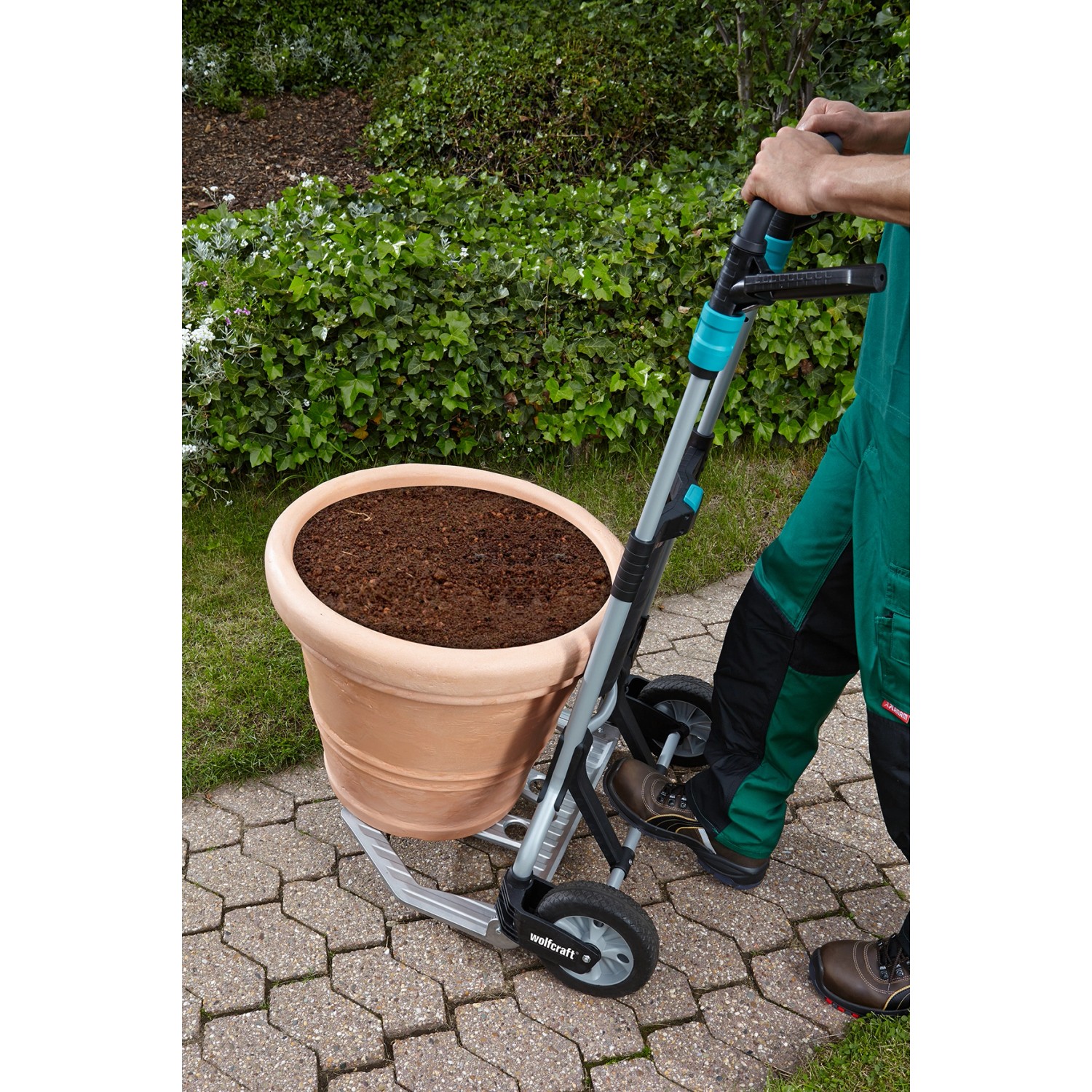 wolfcraft Sackkarre TS 1500 klappbar mit großem Blumentopf auf Pflastersteinen.