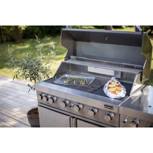 MyOutdoorKitchen Gasgrill mit 6 Brennern. Edelstahl Outdoorküche mit Spargel und Fisch auf dem Grill.
