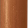 Bolsius Stabkerze Rustik Shine, gewürzbraun, 27 cm hoch. Dekorative Haushaltskerze für stimmungsvolles Licht.